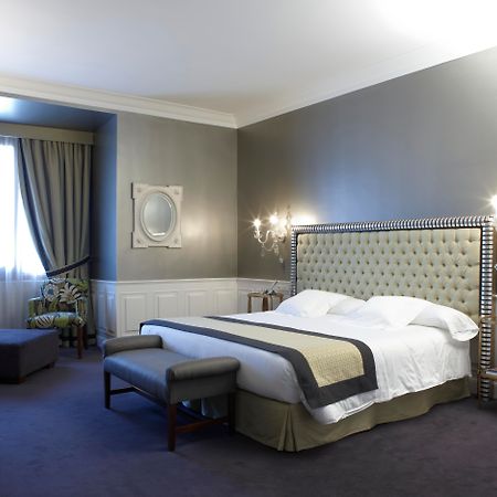 Hotel Carlton Bilbao Exterior photo A room at the hotel