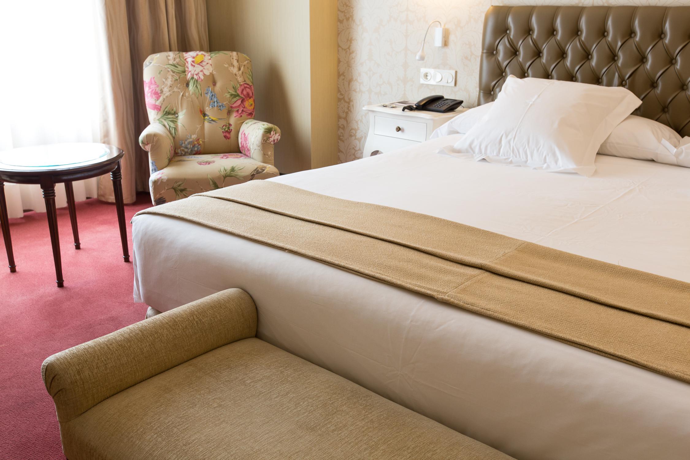 Hotel Carlton Bilbao Exterior photo A bed runner