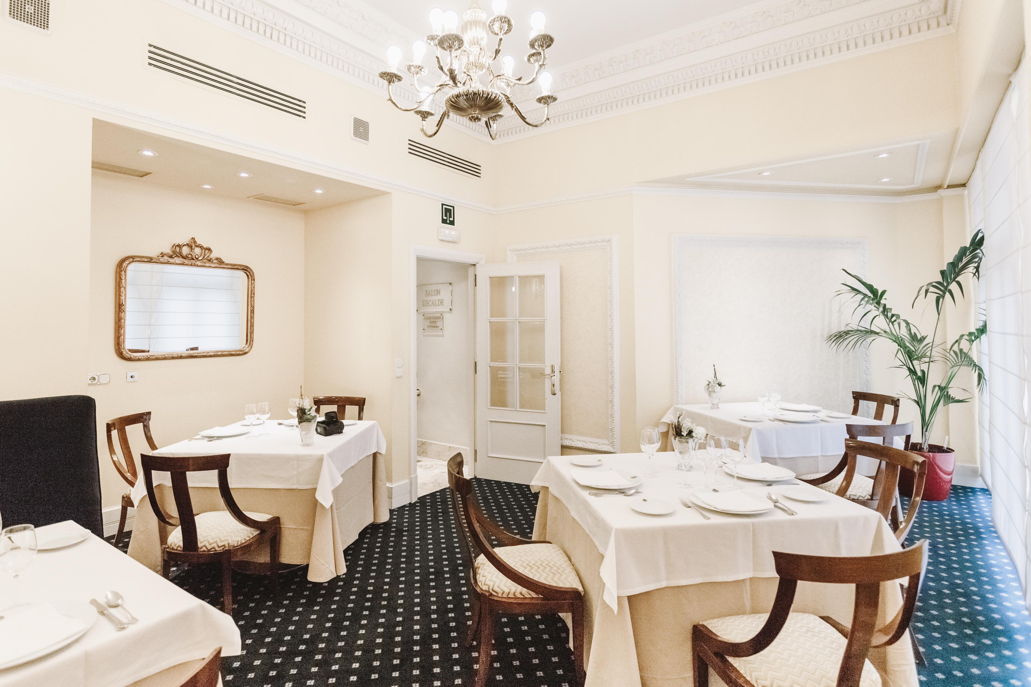Hotel Carlton Bilbao Exterior photo Restaurant