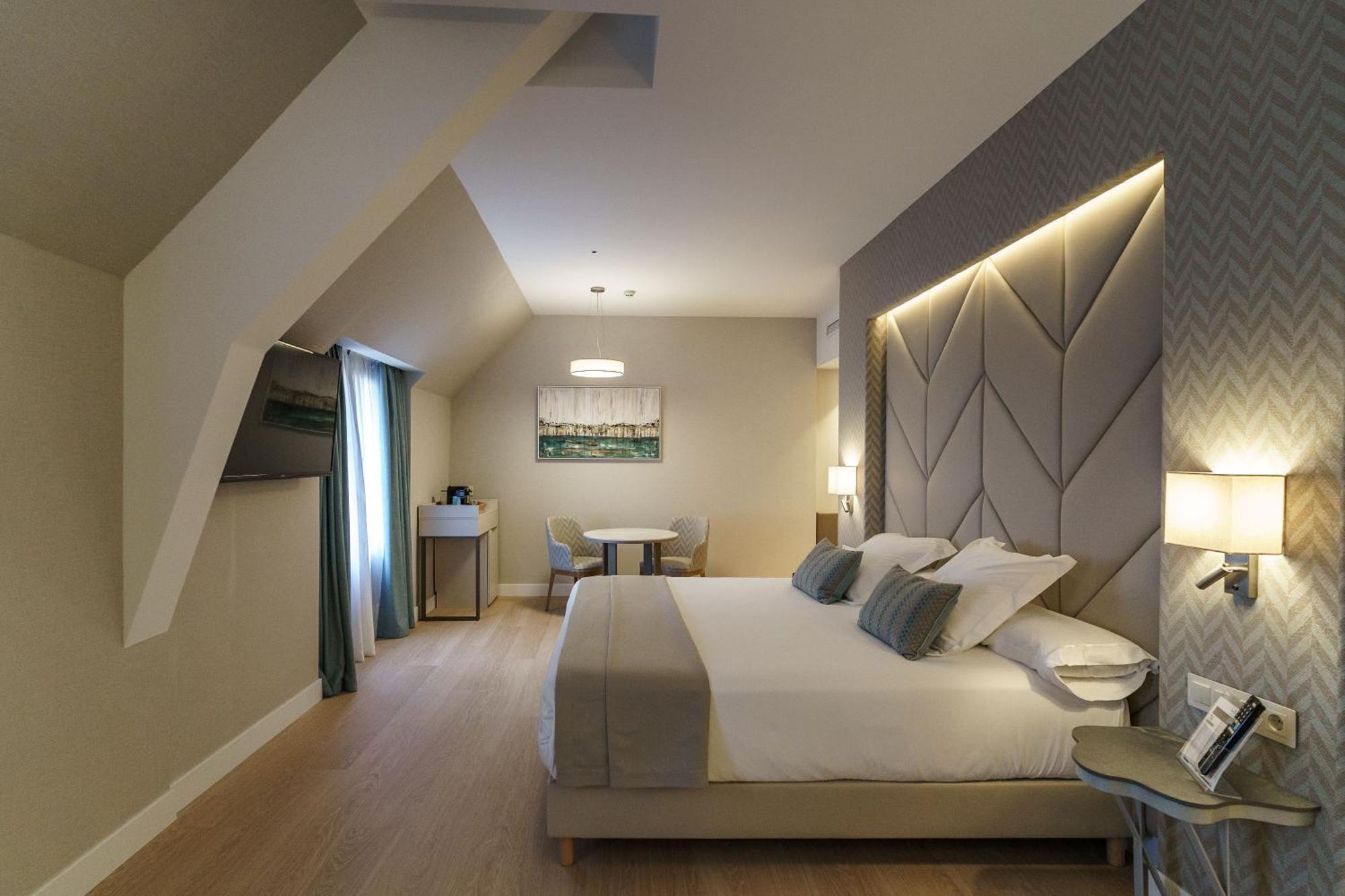 Hotel Carlton Bilbao Exterior photo A room at the hotel