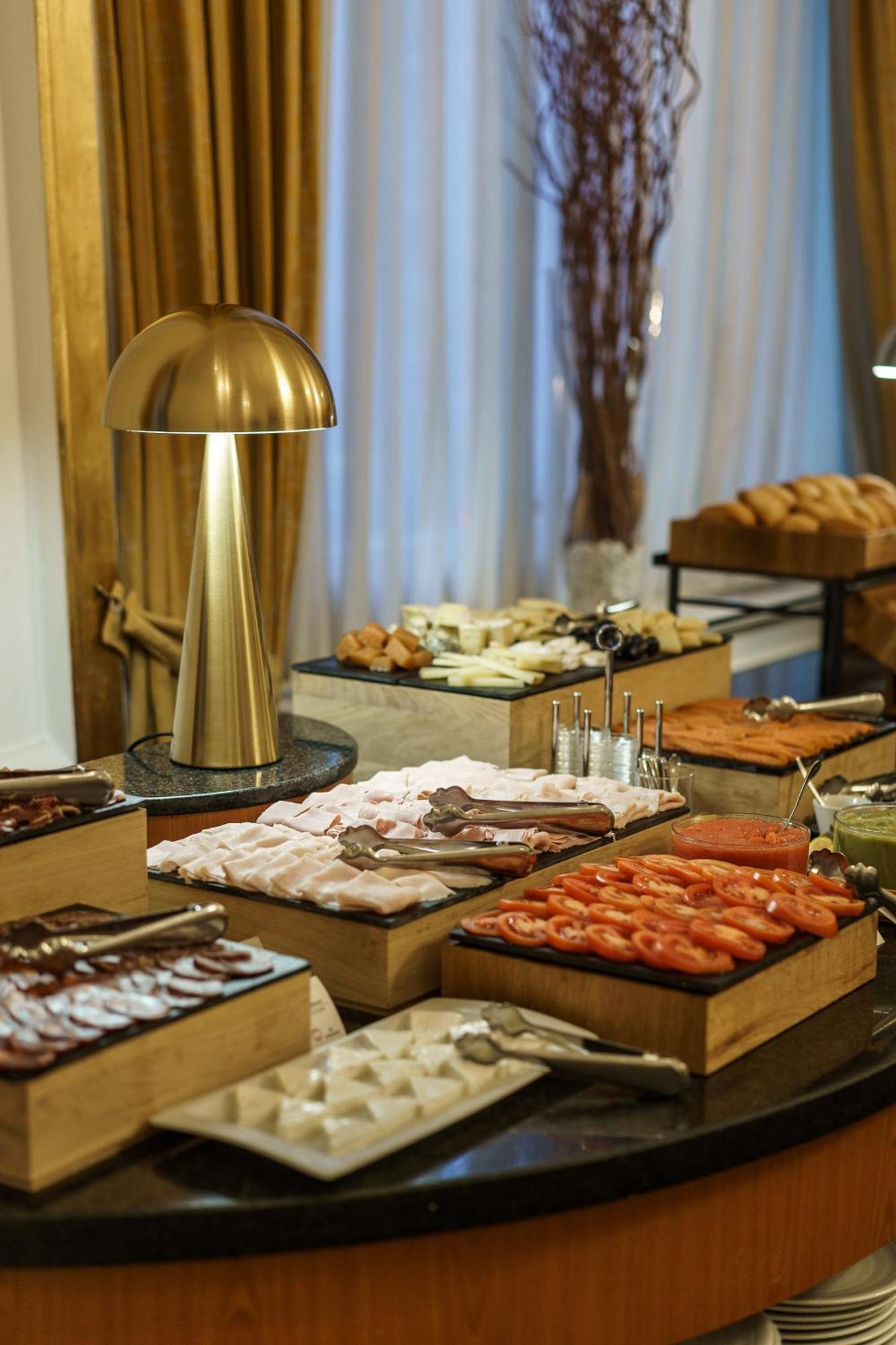 Hotel Carlton Bilbao Exterior photo A buffet at a hotel