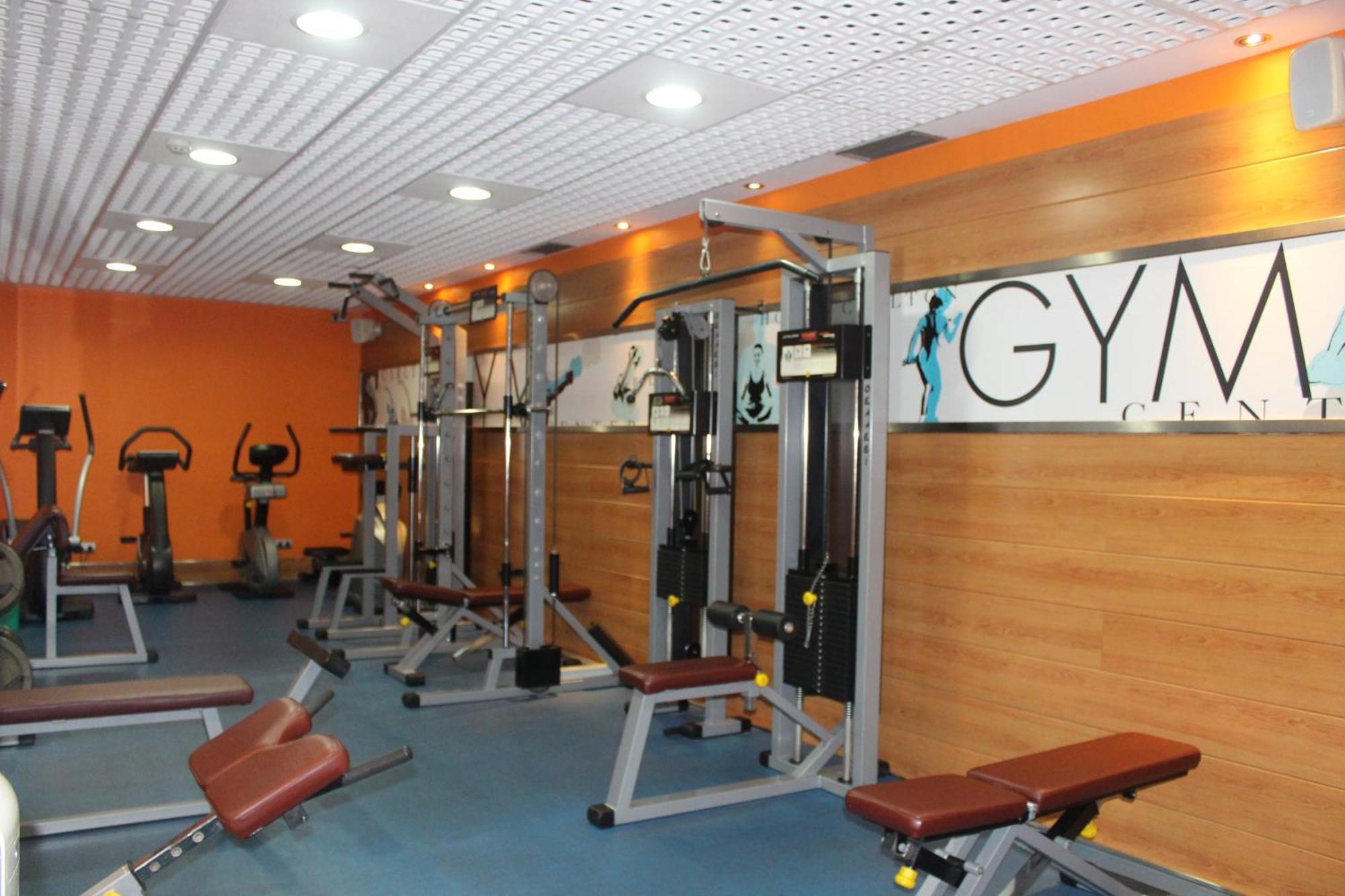 Hotel Carlton Bilbao Exterior photo A gym in a hotel