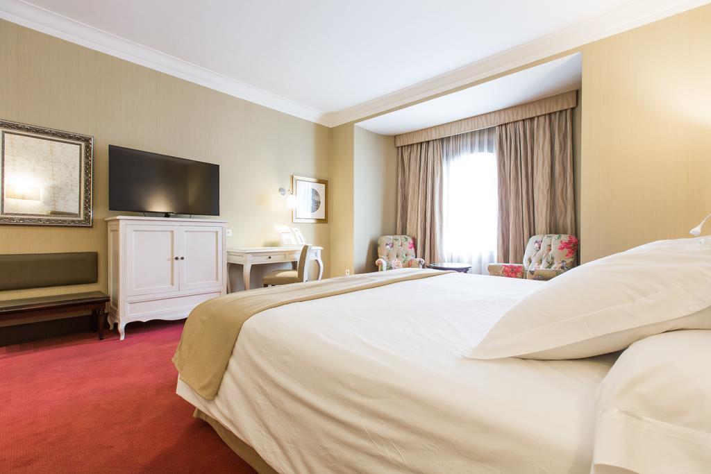 Hotel Carlton Bilbao Exterior photo A room at the hotel
