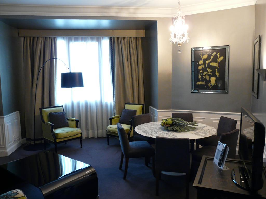 Hotel Carlton Bilbao Exterior photo A suite at the hotel