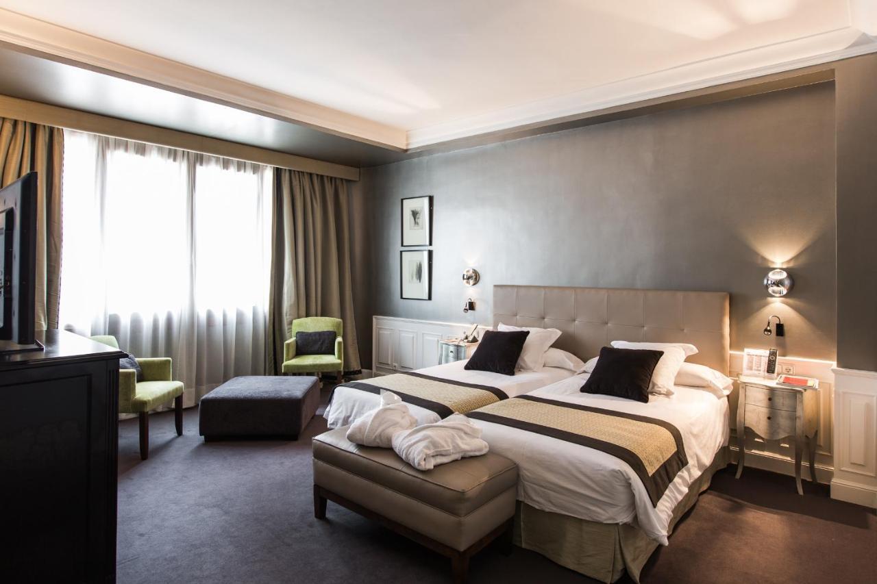 Hotel Carlton Bilbao Exterior photo A room at the hotel