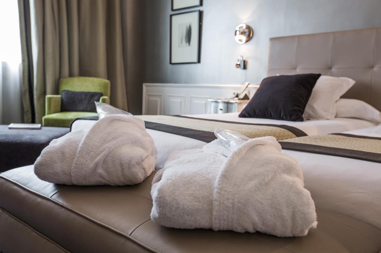 Hotel Carlton Bilbao Exterior photo Towels on a bed